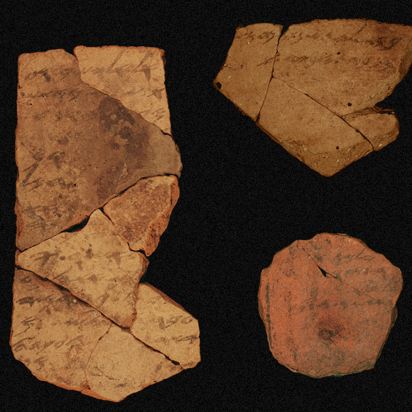 אוסטרקונים ממצודת ערד, בערך משנת 600 לפנה"ס | צילום: מיכאל קורדונסקי, באדיבות אוניברסיטת ת"א ורשות העתיקות