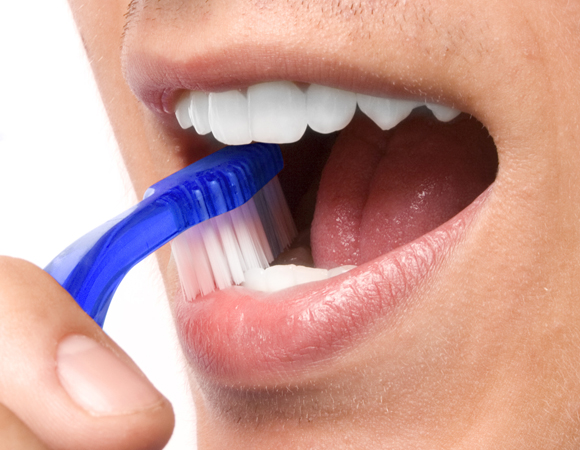 צמצוח שיניים עם סודה לשתייה יכול להוריד את רמת החומציות בפה, אבל גם לפגוע באמייל | צילום אילוסטרציה: Shutterstock