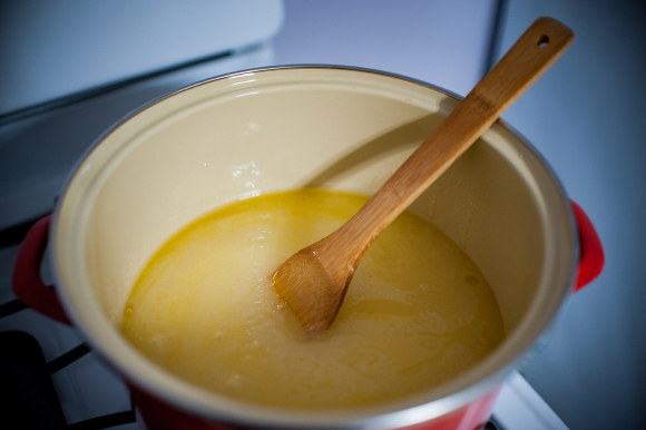 סירופ על הכיריים בתהליך הכנת סוכריות | Shutterstock, Colleen Fenwick Dutcher