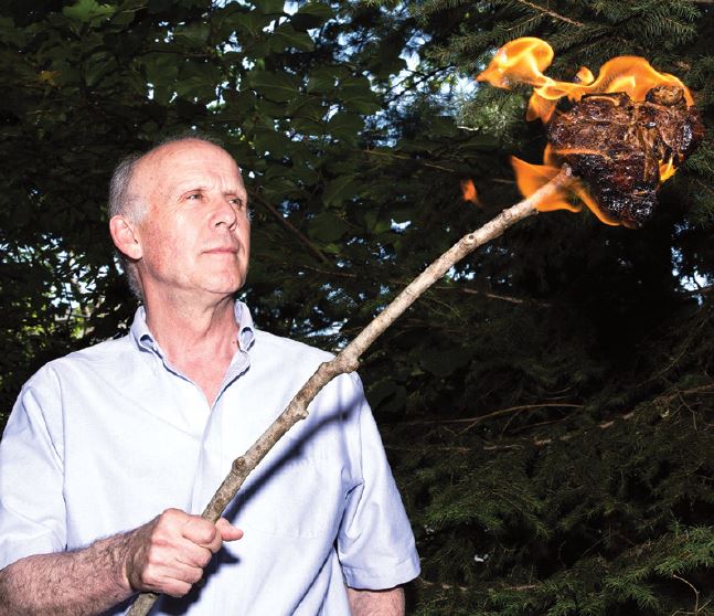 תמונת ריצ'רד ורנגהאם מחזיק לפיד בוער. קרדיט: גואידו ויטי | Scientific American