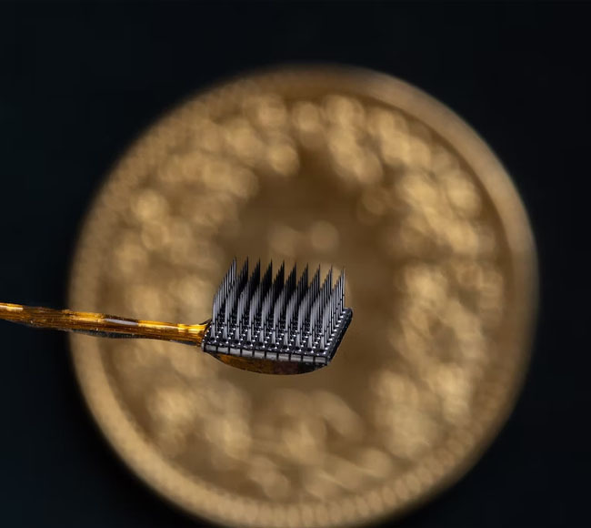 אחת מהאלקטרודות שהושתלו במוחו של המטופל במחקר החדש | Wyss Center