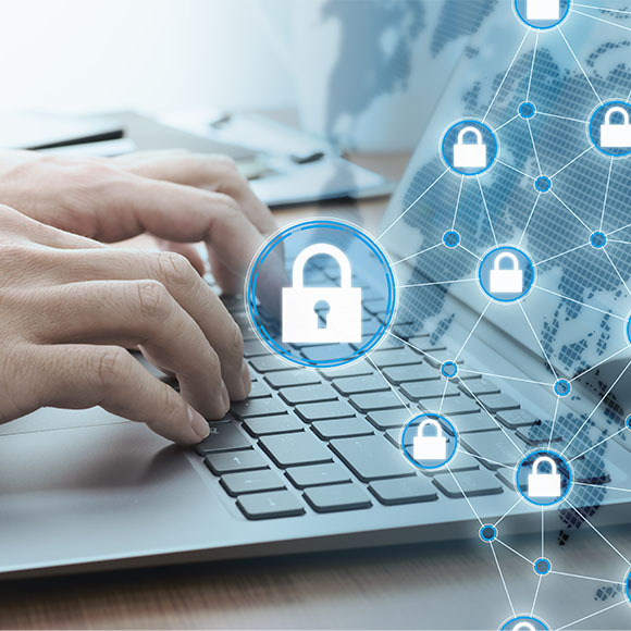 זוהי הכתבה החמישית בסדרת כתבות העוסקות בצפנים, אך היא עומדת בזכות עצמה. הפרקים הקודמים: צופן קיסר, ניתוח תדירויות, צופן ויז'נר, שיטת קסיסקי, מכונת האניגמה. בכתבה הקודמת דיברנו על האניגמה, מכונת ההצפנה המתוחכמת שבה השתמשו הגרמנים במהלך מלחמת העולם השנייה. השימוש בה כלל הגדרת מצב התחלתי או מפתח (קונפיגורציה) שהמצפין והמפענח צריכים לדעת מראש כדי שיוכלו לתקשר זה עם זה. לצורך זה, מדי חודש הפיצו הצבא והצי הגרמני לכל היחידות בשטח ספר שכלל את כל הקונפיגורציות ההתחלתיות לאותו חודש – מבצע חלוקה אדיר. נדלג קדימה לשנות ה-70. התפתחות רשתות המחשבים המוקדמות, שמהן יתפתח בעתיד האינטרנט, יצרה בעיה משמעותית של אבטחת נתונים. המשתמשים, שהיו אז בעיקר ארגונים ממשלתיים כמו צבא ארצות ה ברית ומוסדות מחקר בעולם המערבי, ביקשו לשמור על פרטיותם ועל חשאיות הודעותיהם, אבל לא הייתה שום דרך מעשית להפיץ ספרי מפתחות חודשיים לכולם. חלוצי הקריפטוגרפיה הממוחשבת של השנים האלה התמקדו בדיוק בזה: בעיית הפצת מפתחות. שימו לב, (קצת) מתמטיקה שימושית לפניכם. ההתעמקות כדאית. 1452238226 https://www.shutterstock.com/image-photo/computer-network-security-system-blockchain-technology-1452238226 כיתוב: התפתחות רשתות המחשבים, לימים האינטרנט, חייבה יצירת שיטות לאבטחת נתונים. אבטחת מידע ברשת מחשבים | מקור: tadamichi, Shutterstock  בעיית הפצת המפתחות עד התקופה הזאת סברו שכדי לתקשר באופן מוצפן, שולח ההודעה והמקבל שלה חייבים לחלוק ביניהם סוד משותף. הסוד הזה יכול להיות ההיסט בצופן קיסר, מילת המפתח בצופן ויז'נר, הקונפיגורציה ההתחלתית של האניגמה וכן הלאה. אולם הבה נבחן את הניסוי המחשבתי הבא: אליס רוצה להעביר מכתב חסוי לבוב. היא מניחה את המכתב בארגז, נועלת אותו במנעול ששייך לה ושולחת לבוב את הארגז הנעול. אחרי שקיבל את הארגז, בוב נועל אותו במנעול משלו ושולח אותו בחזרה לאליס. כשאליס מקבלת את הארגז, היא מסירה את המנעול שלה ושולחת לבוב את הארגז פעם נוספת. כעת בוב יכול לפתוח את הארגז ולקרוא את המכתב ללא קושי, שכן רק המנעול שלו נשאר. זוהי דרך אחת לתקשר זה עם זה בלי לחלוק יחד שום סוד משותף. הראשונים שמצאו דרך פשוטה להצפין כך מידע שיהיה אפשר להעביר בערוץ פתוח ולא מאובטח היו מומחי ההצפנה ויטפילד דיפי (Diffie) ומרטין הלמן (Hellman). הם פתרו את זה ב-1976, בהשראת עבודה מוקדמת יותר של מדען המחשב רלף מרקל (Merkle), באמצעות חקירה של פונקציות מיוחדות שנקראות פונקציות חד-כיווניות. https://news.stanford.edu/press-releases/2016/03/01/pr-turing-hellman-diffie-030116/ כיתוב: מומחי ההצפנה מצאו דרך להצפין מידע כך שניתן להעבירו בערוץ פתוח. ויטפילד דיפי, מרטין הלמן, רלף מרקל (מימין לשמאל) ב-1977 | מקור: Chuck Painter, Stanford News Service  פונקציות חד-כיווניות  	 פונקציות חד-כיווניות הן פונקציות שקשה מאוד לשחזר את הקלט שלהן גם אם יודעים את הפלט, או בהקשר שלנו – כמעט בלתי אפשרי לשחזר את המידע המקורי מהקוד המוצפן. אפשר לחשוב על זה כך: נניח שיש לנו צבע אדום וצבע צהוב ואנחנו מערבבים אותם. מהערבוב נוצר צבע כתום. אם לאחר מכן נרצה להפריד בחזרה את הצבע החדש לצבעים המקוריים לא נוכל לעשות את זה. בפועל קשה מאוד להוכיח שפונקציה היא אכן חד-כיוונית, ורבות מהפונקציות המשמשות לקריפטוגרפיה הן כאלה שרק נחשבות חד-כיווניות כיוון שלא הוכח שהן אינן כאלה. דיפי והלמן נברו בעוד ועוד פונקציות חד-כיווניות אפשריות, עד שמצאו מועמדת הולמת: פונקציה שמבצעת כמה פעולות שאחת מהן היא פעולת המודולו, המוגדרת כך:  (a)mod(b)=c המספר c הוא שארית החלוקה של a ב-b. למשל, נוכל לשאול מהי השארית של 5 בחלוקה ב-2. מתמטית השאלה ותשובתה מנוסחות כך: 5mod2=1. הלמן מצא שיטה שבה אליס ובוב יוכלו להסכים על מפתח בלי לחשוף אותו. השיטה של הלמן משתמשת בפונקציה f(x)=Yxmodp ומסתמכת על בעיית דיפי-הלמן, שלא נתעמק בה כאן.  *בבחירת המספרים הראשוניים Y, p יש לעמוד בכמה תנאים שלא נפרט כאן. ואכן, הביטוי הזהה שקיבלנו בשלב האחרון הוא המפתח. כעת אפשר להשתמש במפתח על מנת להצפין את ההודעה. אתגר