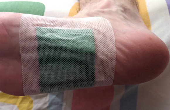 Companies claim that sleeping with a pad applied to the soles of your feet will cleanse your body from toxins. A pad at the center of a foot. | Image: Noam Leviatan