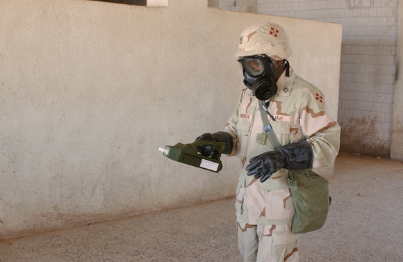חייל אמריקאי בסריקות אחר חומרי לחימה ביולוגיים וכימיים בתיכרית שבעיראק, 2003 | צילום: HHC 4TH INFANTRY DIVISION / SCIENCE PHOTO LIBRARY