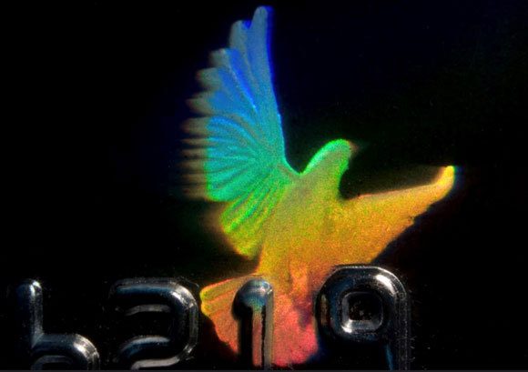 הולוגרמת קשת על כרטיס אשראי | צילום: Dominic Alves, flickr