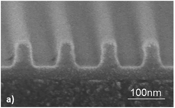 שלב מכריע בפיתוח ההולוגרפיה. תקריב במיקרוסקופ אלקטרונים של תבנית התאבכות על פוטו-רזיסטור | מקור: מאמר המחקר