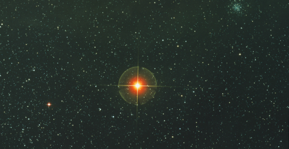 נראה בין צדק לשבתאי, אך נמצא הרחק מחוץ למערכת השמש שלנו. הכוכב אנטארס | צילום: Science Photo Library