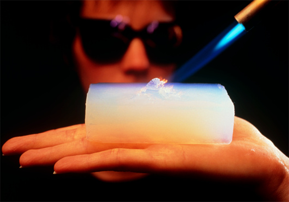 הדגמה של בידוד החום של אירוג'ל | Peter Menzel, Science Photo Library