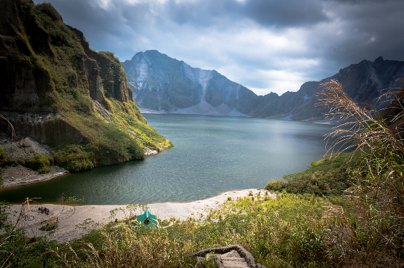 האגם בלוע הר הגעש פינטובו, שהתפרצותו ב-1991 גרמה לירידת טמפרטורה בכל העולם | צילום: diy13, Shutterstock