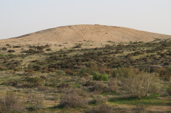 מבט על תלי האשפה של חלוצה | גיא בר-עוז