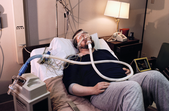 شخص يعاني من انقطاع النفس الانسدادي موصول بجهاز أثناء تجربة | تصوير: PETER MENZEL / SCIENCE PHOTO LIBRARY