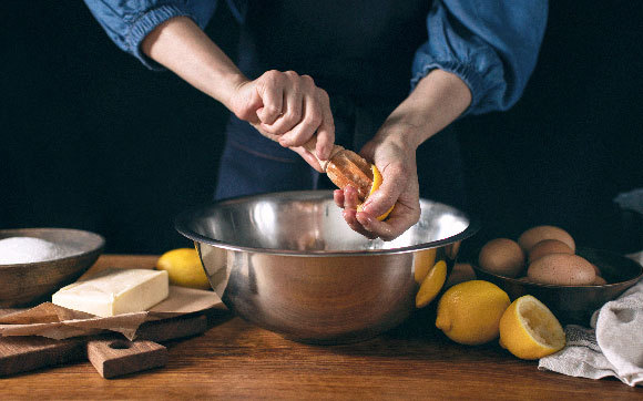 אישה מבשלת עם ביצים, חמאה ולימונים | Shutterstock, Fortyforks