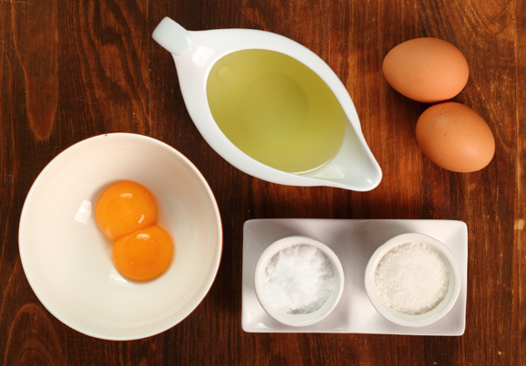 جزء من المواد اللّازمة لتحضير المايونيز البيتي | تصوير: ffolas, Shutterstock