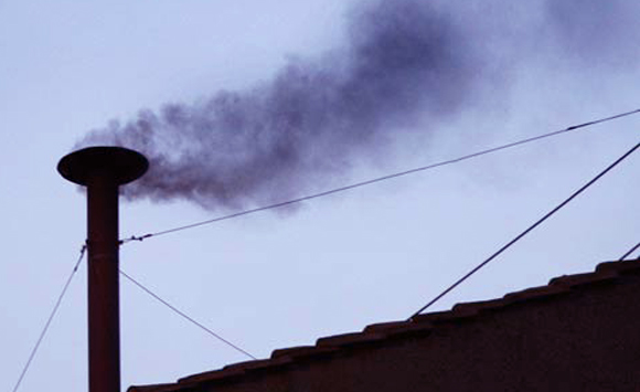 הפעם לא נבחר אפיפיור. עשן שחור בארובת הקפלה הסיסטינית ומעיד שאף מועמד לא זכה לרוב | צילום: ויקיפדיה, Vdp, נחלת הכלל