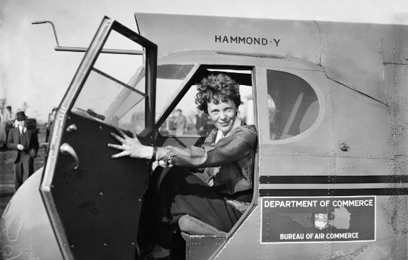 אחת הדמויות הבולטות בתודלות התעופה. ארהרט במטוס של לשכת המסחר האמריקאית | מקור: Science Photo Library