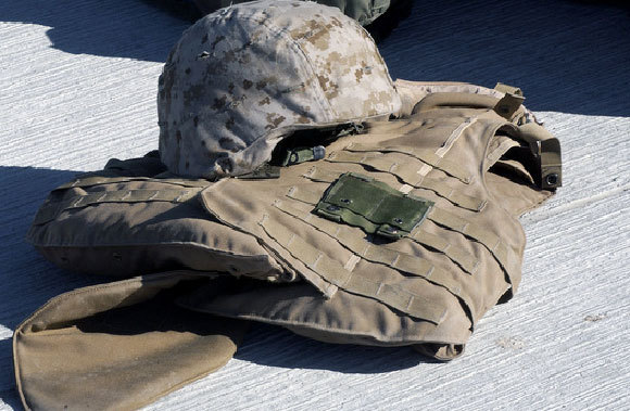 קסדה צבאית ואפוד מגן המבוססים על סיבי קוולר | צילום: USMC / SCIENCE PHOTO LIBRARY