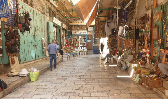 חנויות סגורות וריקות מאדם בשוק העיר העתיקה בירושלים | צילום: Roman Yanushevsky, Shutterstock