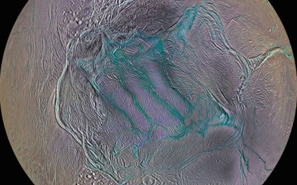 פסי הטיגריס בצבעים מודגשים | צילום:  (NASA/JPL-Caltech/SSI/Lunar and Planetary Institute, Paul Schenk (LPI, Houston