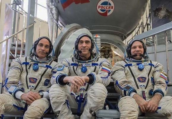 מימין: וגנר, איוונישין וקסידי באימונים ליד סימולטור של חללית סויוז באימונים לקראת המשימה | צילום: NASA