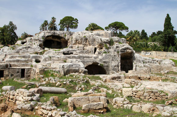 "קבר ארכימדס" בפארק הארכיאולוגי ניאפוליס בסירקוסאי | צילום: קרלו פגאלי, ויקיפדיה