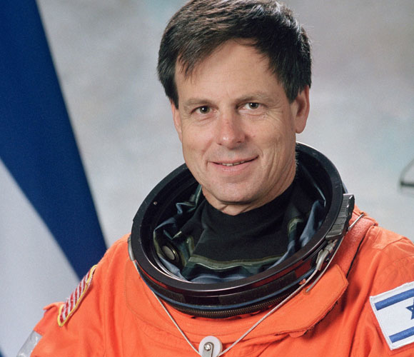 לקח עמו סמלים יהודיים, ישראליים וציוניים, והנחיל מורשת לחינוך המדעי בישראל. אילן רמון | צילום: NASA, נחלת הכלל