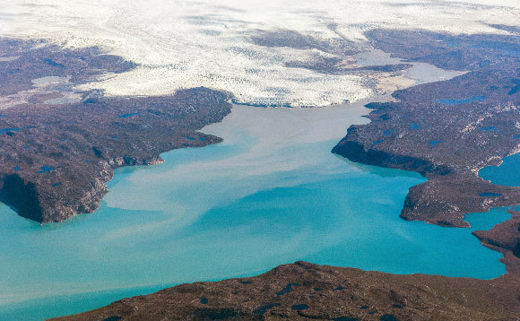 אגם נוצר במקום שבו היה פעם קרחון, גרינלנד | צילום: Vadim Petrakov, Shutterstock