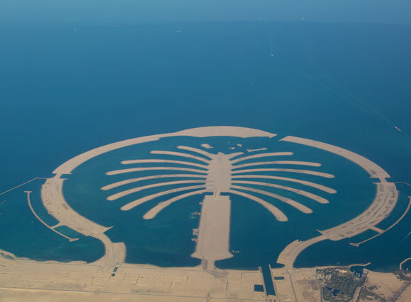 كلّفت إقامة الجزر ثمنًا بيئيًّا باهظًا، فقد أقيمت جزيرة نخيل جبل عليّ مثلًا مكان محميّة بحريّة. تصوير Shutterstock