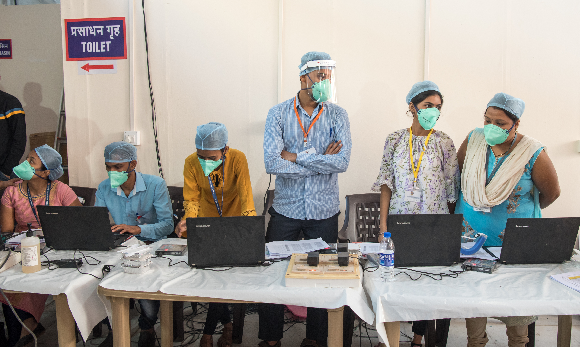 الاستعدادات لحملة التطعيمات في مومباي، الهند | تصوير: Manoej Paateel, Shutterstock