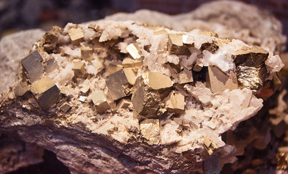 גביש פיריט המורכב מברזל וגופרית, ששימש להדלקת אש אצל האדם הקדמון ואולי גם אצל ניאנדרטלים | צילום: Shutterstock