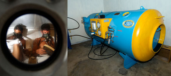 في الصورة: غرفة الضغط المستعملة لعلاج مرض تخفيف الضّغط  | Matthew Oldfield, Science Photo Library