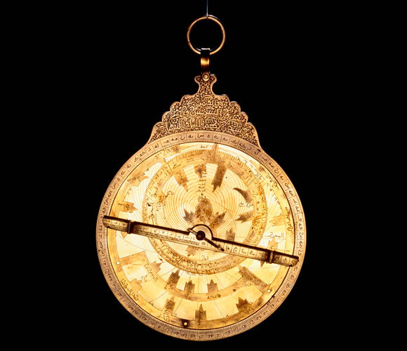 الأسطرلاب النحاسي في العصور الوسطى: تطوير إسلامي أصلي استخدمه البيروني في حساب حجم الأرض | المصدر: David Parker / Science Photo Library