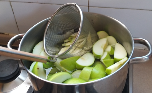 نطهو التّفّاح مع القشور والبذور - تصوير: دافنا ماندلر