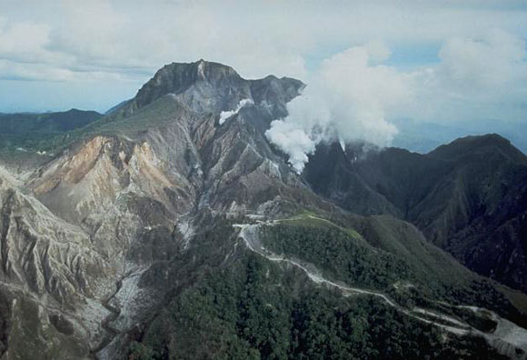 הר הגעש פינטובו בפיליפינים, שהתפרץ ב-1991 וגרם לחורף קשה ברחבי העולם | United States Geological Survey