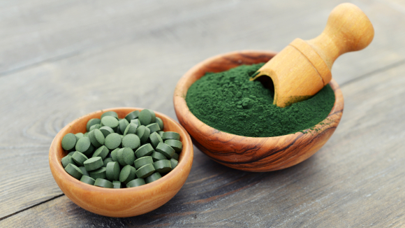 قد يوفّر استهلاك 100 غرام يوميًا مكوّنات صحّيّة، لكن ينصح المسوّقون بتناول خمسة غرامات فقط. السبيرولينا | تصوير: Shutterstock