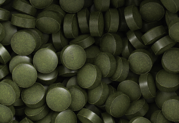 ​يمكننا أيضًا الحصول على مضادّات الأكسدة ذاتها من الخضراوات والفواكه الأرخص بكثير. الكلوريلا | تصوير: Shutterstock