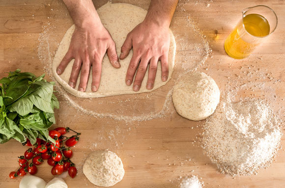 عجن عجينة بيتزا  تصوير: petereleven ، Shutterstock