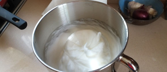 علامَ خرجت الرّغوة (الزّبد)؟ البياض (الزّلال) المخفوق داخل طبق الخلّاط | تصوير: دفنا مندلر