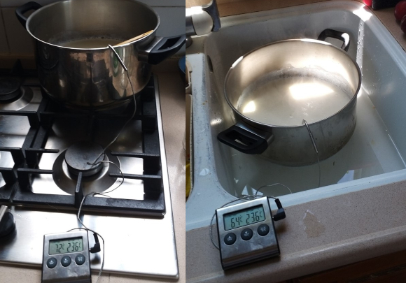 يُسخّن الحليب بدون حرقه (يسار)، ثمّ يُبرّد الوعاء في حوض الماء (يمين) | تصوير: دافنا مندلر