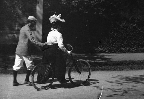 A woman learning to ride a bicycle in Toulouse, France, in 1895 | Wikipedia, public domain.