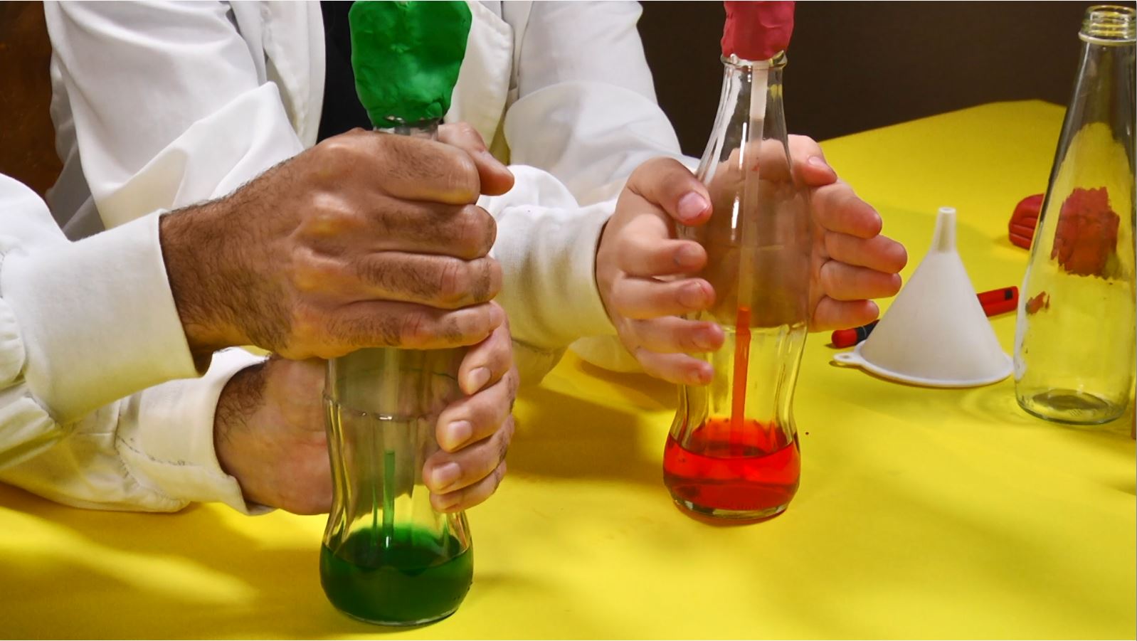 שני בקבוקים המשמשים כ"מד אהבה"