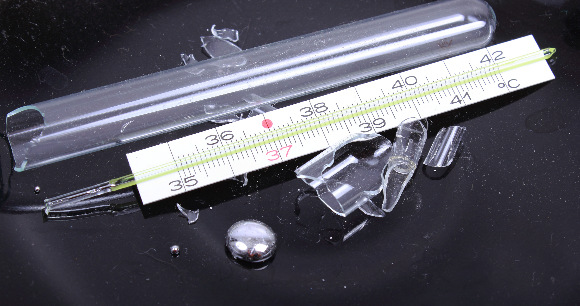 ميزان حرارة زئبقيّ مع قطرات زئبق | الصّورة من: bergia, Shutterstock