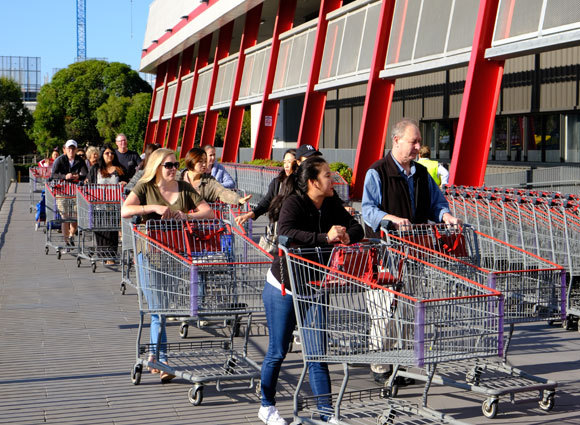 طابور طويل خارج السّوبر ماركت بالقرب من ملبورن، أستراليا | تصوير: Graham Drew Photography, Shutterstock