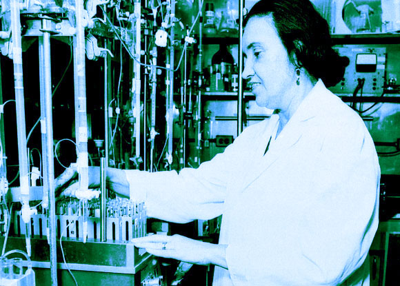 روزالين يالو في المختبر | المصدر: NATIONAL LIBRARY OF MEDICINE / SCIENCE PHOTO LIBRARY