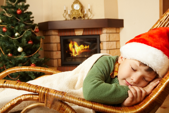 ولدٌ يرقدُ للنوم أمام الموقد. | تصوير: Pressmaster, Shutterstock