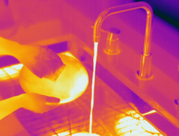 תרמוגרם של שטיפת כלים במים חמים, הצבע מעיד על הטמפרטורה, החלקים החמים ביותר בלבן | SPL, Science Stock Photography