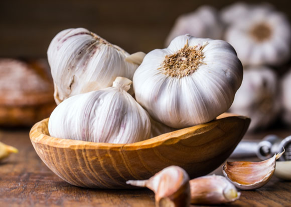 שום | Marian Weyo, Shutterstock