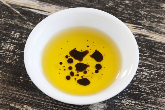 אזורים נפרדים בתוך תערובת הומוגנית, ללא קרומים שתוחמים אותם. שמן זית וחומץ בלסמי מדגימים הפרדת פאזות | Shutterstock, jabiru