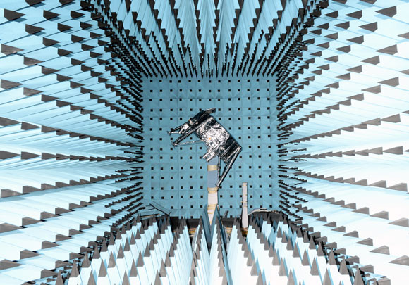 החללית בראשית בתא אולטרה-סאונד לבדיקת מוכנותה | צילום: התעשייה האווירית