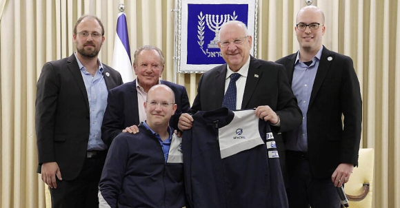 מוריס קאהן (שני משמאל) עם נשיא המדינה ראובן ריבלין ומייסדי SpaceIL כפיר דמרי (משמאל) יריב בש ויהונתן ויינטראוב | צילום: עמוס בן גרשום, SpaceIL