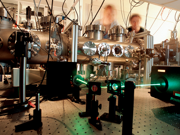 ניסוי בשזירה קוונטית של פוטונים באוניברסיטת וינה | צילום: VOLKER STEGER / SCIENCE PHOTO LIBRARY